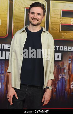 Der Komiker Phil Laude spricht Autobot B-127 alias Bumblebee posiert als deutsche Synchronstimme beim Special Screening des Animationsfilm Transformers One , das jüngste Kapitel der Robo-Alien-Saga startete am 10. Oktober 2024 in den deutschen Kinos *** Komiker Phil Laude Stimmen Autobot B 127 aka Bumblebee posiert als deutsche Synchronstimme bei der Sondervorführung des Zeichentrickfilms Transformers One , das letzte Kapitel der Robo Alien-Saga wird am 10. Oktober 2024 in deutschen Kinos eröffnet Stockfoto