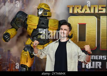 Der Komiker Phil Laude spricht Autobot B-127 alias Bumblebee posiert als deutsche Synchronstimme beim Special Screening des Animationsfilm Transformers One , das jüngste Kapitel der Robo-Alien-Saga startete am 10. Oktober 2024 in den deutschen Kinos *** Komiker Phil Laude Stimmen Autobot B 127 aka Bumblebee posiert als deutsche Synchronstimme bei der Sondervorführung des Zeichentrickfilms Transformers One , das letzte Kapitel der Robo Alien-Saga wird am 10. Oktober 2024 in deutschen Kinos eröffnet Stockfoto