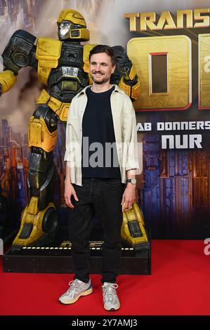 Der Komiker Phil Laude spricht Autobot B-127 alias Bumblebee posiert als deutsche Synchronstimme beim Special Screening des Animationsfilm Transformers One , das jüngste Kapitel der Robo-Alien-Saga startete am 10. Oktober 2024 in den deutschen Kinos *** Komiker Phil Laude Stimmen Autobot B 127 aka Bumblebee posiert als deutsche Synchronstimme bei der Sondervorführung des Zeichentrickfilms Transformers One , das letzte Kapitel der Robo Alien-Saga wird am 10. Oktober 2024 in deutschen Kinos eröffnet Stockfoto