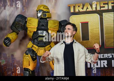 Der Komiker Phil Laude spricht Autobot B-127 alias Bumblebee posiert als deutsche Synchronstimme beim Special Screening des Animationsfilm Transformers One , das jüngste Kapitel der Robo-Alien-Saga startete am 10. Oktober 2024 in den deutschen Kinos *** Komiker Phil Laude Stimmen Autobot B 127 aka Bumblebee posiert als deutsche Synchronstimme bei der Sondervorführung des Zeichentrickfilms Transformers One , das letzte Kapitel der Robo Alien-Saga wird am 10. Oktober 2024 in deutschen Kinos eröffnet Stockfoto