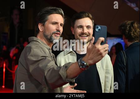 Schauspieler Tom Beck spricht Anführer von Cybertron Sentinel Prime , l-r, und Comedian Phil Laude spricht Autobot B-127 alias Bumblebee posiert als deutsche Synchronstimme beim Special Screening des Animationsfilms Transformers One , das jüngste Kapitel der Robo-Alien-Saga, gestartet am 10. Oktober 2024 in den deutschen Kinos *** Schauspieler Tom Beck Stimme Anführer von Cybertron Sentinel Prime , l r, und Komiker Phil Laude Stimmen Autobot B 127 aka Bumblebee posiert als deutsche Synchronstimme bei der Sondervorführung des Zeichentrickfilms Transformers One , das letzte Kapitel der Robo Alien Saga eröffnet Stockfoto