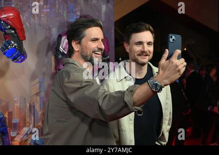 Schauspieler Tom Beck spricht Anführer von Cybertron Sentinel Prime , l-r, und Comedian Phil Laude spricht Autobot B-127 alias Bumblebee posiert als deutsche Synchronstimme beim Special Screening des Animationsfilms Transformers One , das jüngste Kapitel der Robo-Alien-Saga, gestartet am 10. Oktober 2024 in den deutschen Kinos *** Schauspieler Tom Beck Stimme Anführer von Cybertron Sentinel Prime , l r, und Komiker Phil Laude Stimmen Autobot B 127 aka Bumblebee posiert als deutsche Synchronstimme bei der Sondervorführung des Zeichentrickfilms Transformers One , das letzte Kapitel der Robo Alien Saga eröffnet Stockfoto