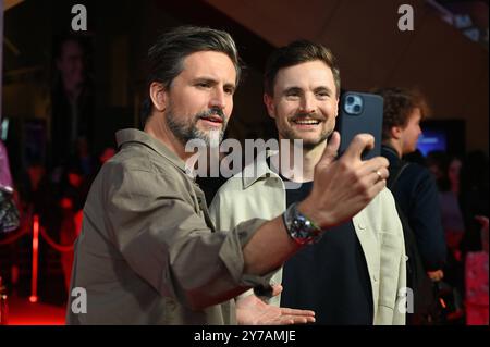 Schauspieler Tom Beck spricht Anführer von Cybertron Sentinel Prime , l-r, und Comedian Phil Laude spricht Autobot B-127 alias Bumblebee posiert als deutsche Synchronstimme beim Special Screening des Animationsfilms Transformers One , das jüngste Kapitel der Robo-Alien-Saga, gestartet am 10. Oktober 2024 in den deutschen Kinos *** Schauspieler Tom Beck Stimme Anführer von Cybertron Sentinel Prime , l r, und Komiker Phil Laude Stimmen Autobot B 127 aka Bumblebee posiert als deutsche Synchronstimme bei der Sondervorführung des Zeichentrickfilms Transformers One , das letzte Kapitel der Robo Alien Saga eröffnet Stockfoto