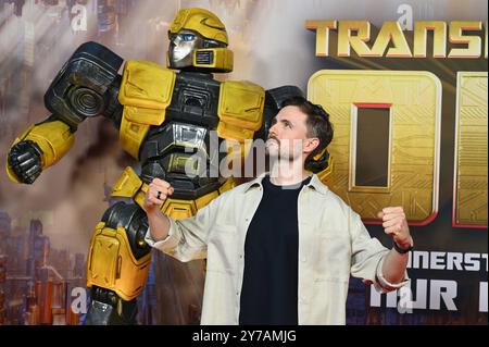Der Komiker Phil Laude spricht Autobot B-127 alias Bumblebee posiert als deutsche Synchronstimme beim Special Screening des Animationsfilm Transformers One , das jüngste Kapitel der Robo-Alien-Saga startete am 10. Oktober 2024 in den deutschen Kinos *** Komiker Phil Laude Stimmen Autobot B 127 aka Bumblebee posiert als deutsche Synchronstimme bei der Sondervorführung des Zeichentrickfilms Transformers One , das letzte Kapitel der Robo Alien-Saga wird am 10. Oktober 2024 in deutschen Kinos eröffnet Stockfoto