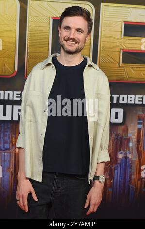 Der Komiker Phil Laude spricht Autobot B-127 alias Bumblebee posiert als deutsche Synchronstimme beim Special Screening des Animationsfilm Transformers One , das jüngste Kapitel der Robo-Alien-Saga startete am 10. Oktober 2024 in den deutschen Kinos *** Komiker Phil Laude Stimmen Autobot B 127 aka Bumblebee posiert als deutsche Synchronstimme bei der Sondervorführung des Zeichentrickfilms Transformers One , das letzte Kapitel der Robo Alien-Saga wird am 10. Oktober 2024 in deutschen Kinos eröffnet Stockfoto