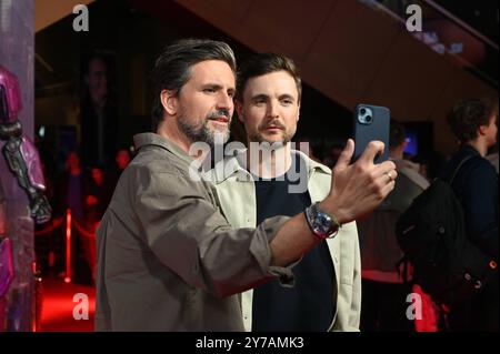 Schauspieler Tom Beck spricht Anführer von Cybertron Sentinel Prime , l-r, und Comedian Phil Laude spricht Autobot B-127 alias Bumblebee posiert als deutsche Synchronstimme beim Special Screening des Animationsfilms Transformers One , das jüngste Kapitel der Robo-Alien-Saga, gestartet am 10. Oktober 2024 in den deutschen Kinos *** Schauspieler Tom Beck Stimme Anführer von Cybertron Sentinel Prime , l r, und Komiker Phil Laude Stimmen Autobot B 127 aka Bumblebee posiert als deutsche Synchronstimme bei der Sondervorführung des Zeichentrickfilms Transformers One , das letzte Kapitel der Robo Alien Saga eröffnet Stockfoto