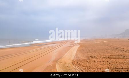 Wunderschöner Blick auf Scheveningen Beach ner den Hague im Morgennebel, Holland, Niederlande Stockfoto