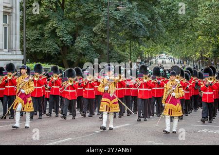 Massivbands der Guards Division, Birdcage Walk, London, England, Großbritannien Stockfoto