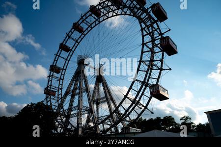 Riesenfähren fahren mit Menschen in einem Vergnügungspark. Heller, sonniger Tag für Unterhaltung. Kopierraum. Stockfoto