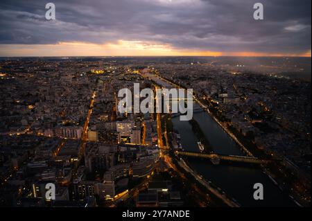 Hochauflösendes Panorama der Skyline von Paris vom Eiffelturm bei regnerischem Sonnenuntergang. Stockfoto