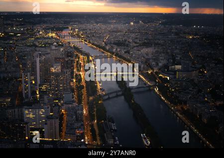 Hochauflösendes Panorama der Skyline von Paris vom Eiffelturm bei regnerischem Sonnenuntergang. Stockfoto