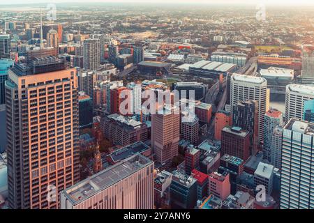 Atemberaubender Blick aus der Luft auf die Skyline von Sydney, die moderne Architektur und berühmte Wahrzeichen bei Sonnenuntergang vereint Stockfoto