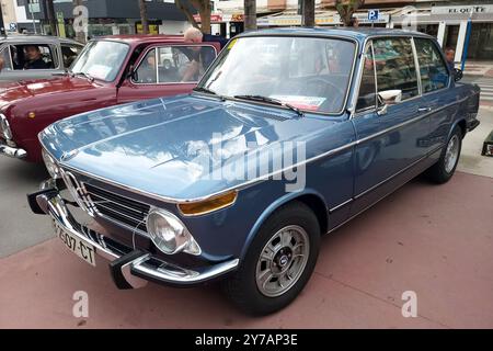 Torremolinos, Málaga, Spanien – 21. September 2024: BMW 2002 beim Classic Car Meeting „Concentracion amigos de los clásicos“. Stockfoto