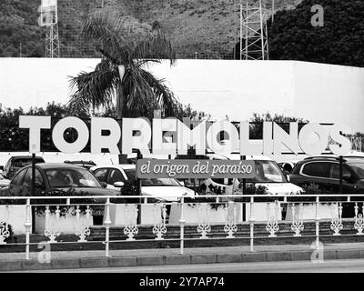 Torremolinos, Málaga, Spanien - 21. September 2024: Torremolinos-Zeichen, der Ursprung des Paradieses. Stockfoto