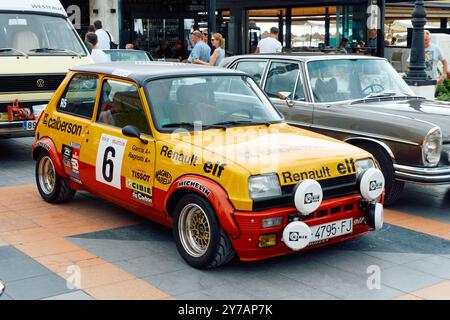 Torremolinos, Málaga, Spanien – 21. September 2024: A 1982 Renautl 5 Calberson bei einem Oldtimer-Treffen mit Amigos de los Clasicos. Stockfoto