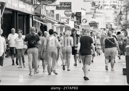 Torremolinos, Málaga, Spanien - 21. September 2024: Menschen gehen entlang der Promenade von La Carihuela. Stockfoto