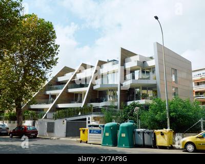 Torremolinos, Málaga, Spanien - 21. September 2024: Modernes Apartmenthaus. Stockfoto