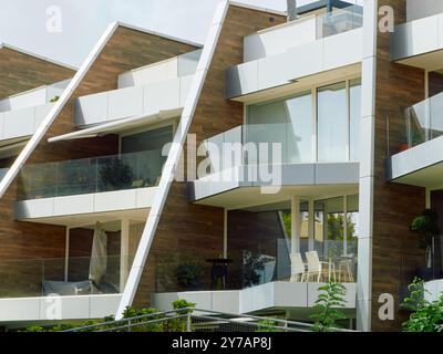 Torremolinos, Málaga, Spanien - 21. September 2024: Modernes Apartmenthaus. Stockfoto