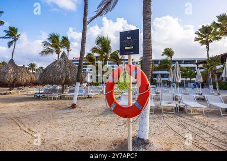 Rettungsschwimmer-Schild mit Rettungsschwimmer am Sandstrand im Resort auf der Insel Curacao. Willemstad. Curacao. Stockfoto