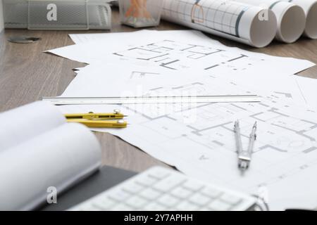 Verschiedene Architekturzeichnungen, Trennblätter und Lineal auf Holztisch Stockfoto