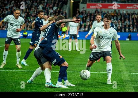 Melbourne, Victoria, Australien. September 2024. MacArthur FC Mittelfeldspieler LUKE BRATTAN (26) zieht Melbourne Victory FC Stürmer RENO PISCOPO (27) auf den Boden und erhält keine Strafe für den Kontakt während des Grand Final des Australia Cup 2024 - Melbourne Victory FC gegen Macarthur FC im AAMI Park, Melbourne (Credit Image: © James Forrester/ZUMA Press Wire) NUR REDAKTIONELLE VERWENDUNG! Nicht für kommerzielle ZWECKE! Quelle: ZUMA Press, Inc./Alamy Live News Stockfoto