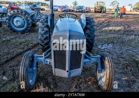 Das Pflügen Des Traktors Entspricht Cawston Stockfoto