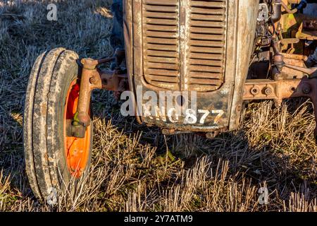 Das Pflügen Des Traktors Entspricht Cawston Stockfoto