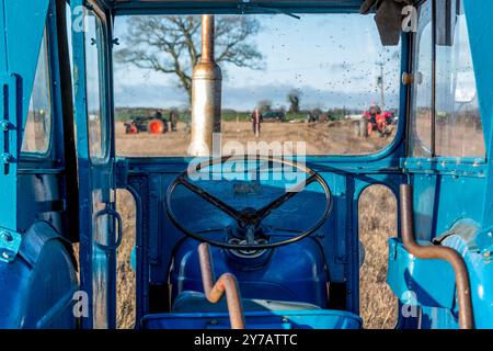 Das Pflügen Des Traktors Entspricht Cawston Stockfoto
