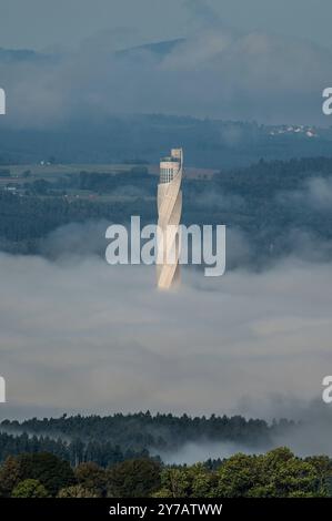 Der TK-Elevator Testturm in Rottweil ragt bei Sonnenschein aus dem Nebel. Gosheim Baden-Württemberg Deutschland *** der TK Elevator Testturm in Rottweil erhebt sich aus dem Nebel in der Sonne Gosheim Baden-Württemberg Deutschland Stockfoto