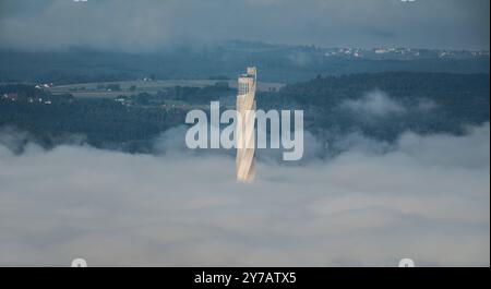 Der TK-Elevator Testturm in Rottweil ragt bei Sonnenschein aus dem Nebel. Gosheim Baden-Württemberg Deutschland *** der TK Elevator Testturm in Rottweil erhebt sich aus dem Nebel in der Sonne Gosheim Baden-Württemberg Deutschland Stockfoto