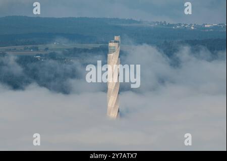 Der TK-Elevator Testturm in Rottweil ragt bei Sonnenschein aus dem Nebel. Gosheim Baden-Württemberg Deutschland *** der TK Elevator Testturm in Rottweil erhebt sich aus dem Nebel in der Sonne Gosheim Baden-Württemberg Deutschland Stockfoto