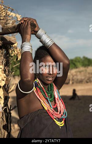 Junge Frau aus der ethnischen Gruppe der Arbore mit bunten Perlenketten und Metallarmbändern, Südliches OmoTal, Äthiopien*** Junge Frau der Arbore Stockfoto