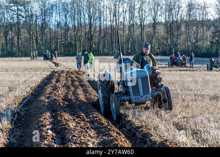 Das Pflügen Des Traktors Entspricht Cawston Stockfoto