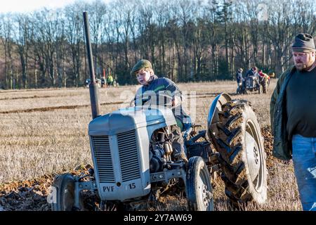 Das Pflügen Des Traktors Entspricht Cawston Stockfoto