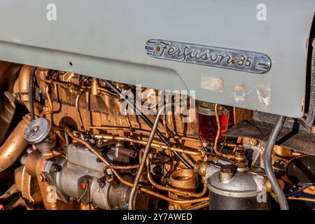 Das Pflügen Des Traktors Entspricht Cawston Stockfoto