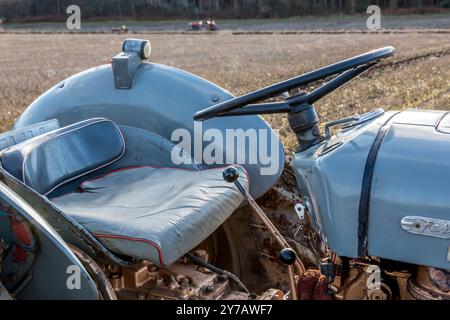 Das Pflügen Des Traktors Entspricht Cawston Stockfoto