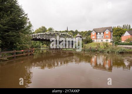 Northwich Quay Marina und ein Bild der Swing Bridge über den River Weaver. Stockfoto