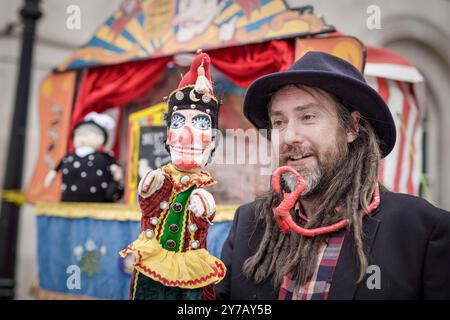 London, Großbritannien. September 2024. Punch and Judy Show tritt beim Pearly Kings and Queens Costermongers Harvest Festival im Guildhall Yard auf. Die Pearlies werden von verschiedenen Bürgermeistern, Würdenträgern und Chelsea Pensioners begleitet, um den Wechsel der Jahreszeiten zu feiern. Guy Corbishley/Alamy Live News Stockfoto