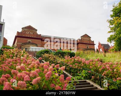 Salford, Manchester, Großbritannien. 28. September 2024: Salford Museum and Art Gallery mit blühenden Blumen und üppigem Grün. Stockfoto
