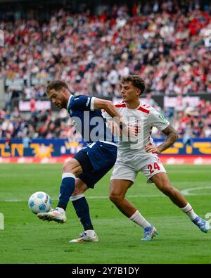 Köln, Deutschland. September 2024. Fußball: Bundesliga 2, 1. FC Köln - Karlsruher SC, Spieltag 7, RheinEnergieStadion. Kölner Julian Pauli (r) und Karlsruher Budu Zivzivadze kämpfen um den Ball. Hinweis: Marius Becker/dpa - WICHTIGER HINWEIS: Gemäß den Vorschriften der DFL Deutschen Fußball-Liga und des DFB Deutschen Fußball-Bundes ist es verboten, im Stadion und/oder des Spiels aufgenommene Fotografien in Form von sequenziellen Bildern und/oder videoähnlichen Fotoserien zu verwenden oder zu verwenden./dpa/Alamy Live News Stockfoto