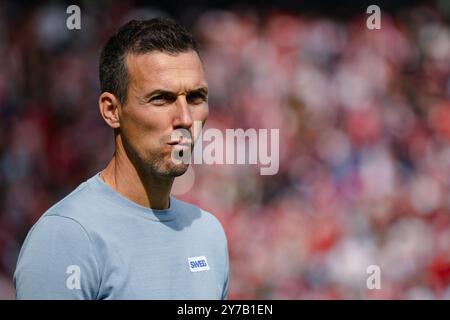 Köln, Deutschland. September 2024. Fußball: Bundesliga 2, 1. FC Köln - Karlsruher SC, Spieltag 7, RheinEnergieStadion. Karlsruher Trainer Christian Eichner sieht dem Spiel voraus. Hinweis: Marius Becker/dpa - WICHTIGER HINWEIS: Gemäß den Vorschriften der DFL Deutschen Fußball-Liga und des DFB Deutschen Fußball-Bundes ist es verboten, im Stadion und/oder des Spiels aufgenommene Fotografien in Form von sequenziellen Bildern und/oder videoähnlichen Fotoserien zu verwenden oder zu verwenden./dpa/Alamy Live News Stockfoto