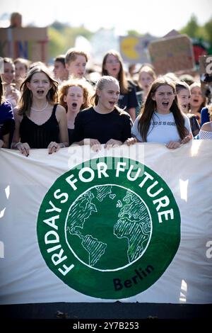 Freitag für die Zukunft, Klimastreik DEU, Deutschland, Deutschland, Berlin, 20.09.2024 Demonstranten der Fridays for Future Bewegung mit Transparent auf der Kundgebung und Demonstration von Schuelerinnen und Schueler der weltweiten Bewegung FridaysForFuture FFF unter dem Motto NowForFuture Eure Symbolpolitik kostet uns die Zukunft und Klimakrise ist hier in Berlin Deutschland . Die Demonstranten streiken für er einen radikalen Wandel der Klimapolitik, den Klimaschutz, der Einhaltung des 1,5-Grad-Ziels, Ausstieg aus der Kohlepolitik en: Demonstratoren der Freitage für zukünftige Bewegung mit Banner an der r Stockfoto