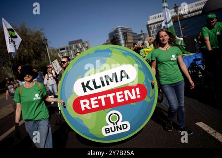 Freitag für die Zukunft, Klimastreik DEU, Deutschland, Deutschland, Berlin, 20.09.2024 Demonstranten der Fridays for Future Bewegung mit Schild Klima retten BUND auf der Kundgebung und Demonstration von Schuelerinnen und Schueler der weltweiten Bewegung FridaysForFuture FFF unter dem Motto NowForFuture Eure Symbolpolitik kostet uns die Zukunft und Klimakrise ist hier in Berlin Deutschland . Die Demonstranten streiken für einen radikalen Wandel der Klimapolitik, den Klimaschutz, der Einhaltung des 1,5-Grad-Ziels, Ausstieg aus der Kohlepolitik en: Demonstratoren der Freitage für zukünftige Bewegung mit si Stockfoto