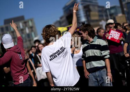 Freitag für die Zukunft, Klimastreik DEU, Deutschland, Deutschland, Berlin, 20.09.2024 Demonstranten der Fridays for Future Bewegung mit T-Shirt Frueher ist alles Besser 2030 klimaneutral auf der Kundgebung und Demonstration von Schuelerinnen und Schueler der weltweiten Bewegung FridaysForFuture FFF unter dem Motto NowForFuture Eure Symbolpolitik kostet uns die Zukunft und Klimakrise ist hier in Berlin Deutschland . Die Demonstranten streiken für einen radikalen Wandel der Klimapolitik, den Klimaschutz, der Einhaltung des 1,5-Grad-Ziels, Ausstieg aus der Kohlepolitik en: Demonstrators of the Fridays F Stockfoto