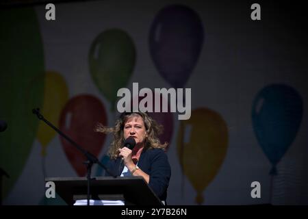 Marsch für das Leben DEU, Deutschland, Deutschland, Berlin, 21.09.2024 Rede von der Vorsitzenden Alexandra Linder auf der Demonstration Marsch für das Leben vom Bundesverband Lebensrecht , Christdemokraten für das Leben und andere Organisationen unter dem Motto die Schwaechsten schuetzen Ja zu jedem Kind und für ein Europa ohne Abtreibung und Euthabasie im Regierungsviertel in Berlin Deutschland . Die Demo und Kundgebung richtet sich gegen Schwangerschaftsabbrueche und Praktiken der Sterbehilfe, Stammzellforschung und Praeimplantationsdiagnostik en: Vortrag der Vorsitzenden Alexandra Linder at Stockfoto