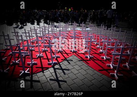 Marsch für das Leben DEU, Deutschland, Deutschland, Berlin, 21.09.2024 Installation mit weissen Kreuzen auf der Demonstration Marsch für das Leben vom Bundesverband Lebensrecht , Christdemokraten für das Leben und andere Organisationen unter dem Motto die Schwaechsten schuetzen Ja zu jedem Kind und für ein Europa ohne Abtreibung und Euthabasie im Regierungsviertel in Berlin Deutschland . Die Demo und Kundgebung richtet sich gegen Schwangerschaftsabbrueche und Praktiken der Sterbehilfe, Stammzellforschung und Praeimplantationsdiagnostik en: Installation mit weißen Kreuzen am Marsch für da Stockfoto