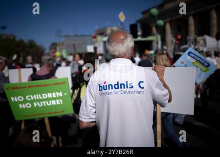 Marsch für das Leben DEU, Deutschland, Deutschland, Berlin, 21.09.2024 Demonstrant mit T-Shirt Buendnis C Christen für Deutschland Bündnis auf der Demonstration Marsch für das Leben vom Bundesverband Lebensrecht , Christdemokraten für das Leben und andere Organisationen unter dem Motto die Schwaechsten schuetzen Ja zu jedem Kind und für ein Europa ohne Abtreibung und Euthabasie im Regierungsviertel in Berlin Deutschland . Die Demo und Kundgebung richtet sich gegen Schwangerschaftsabbrueche und Praktiken der Sterbehilfe, Stammzellforschung und Praeimplantationsdiagnostik en: Demonstrator with Stockfoto