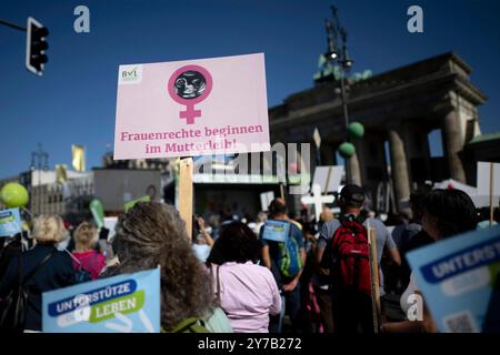 Marsch für das Leben DEU, Deutschland, Deutschland, Berlin, 21.09.2024 Demonstranten mit Schild Frauenrechte beginnen im Mutterleib auf der Demonstration Marsch für das Leben vom Bundesverband Lebensrecht , Christdemokraten für das Leben und andere Organisationen unter dem Motto die Schwaechsten schuetzen Ja zu jedem Kind und für ein Europa ohne Abtreibung und Euthabasie im Regierungsviertel in Berlin Deutschland . Die Demo und Kundgebung richtet sich gegen Schwangerschaftsabbrueche und Praktiken der Sterbehilfe, Stammzellforschung und Praeimplantationsdiagnostik en: Protesters with Signs Wom Stockfoto