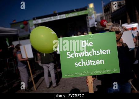 Marsch für das Leben DEU, Deutschland, Deutschland, Berlin, 21.09.2024 Demonstranten mit Schild die Schwaechsten Schwächsten schuetzen schützen auf der Demonstration Marsch für das Leben vom Bundesverband Lebensrecht , Christdemokraten für das Leben und andere Organisationen unter dem Motto die Schwaechsten schuetzen Ja zu jedem Kind und für ein Europa ohne Abtreibung und Euthabasie im Regierungsviertel in Berlin Deutschland . Die Demo und Kundgebung richtet sich gegen Schwangerschaftsabbrueche und Praktiken der Sterbehilfe, Stammzellforschung und Praeimplantationsdiagnostik en: Demonstratoren Stockfoto