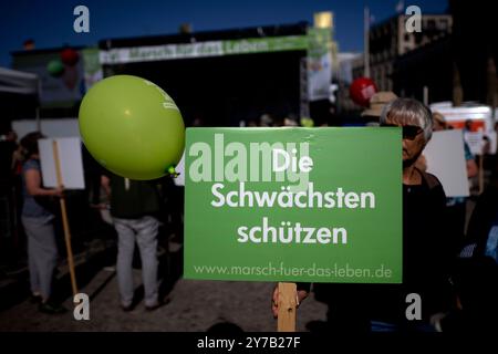 Marsch für das Leben DEU, Deutschland, Deutschland, Berlin, 21.09.2024 Demonstranten mit Schild die Schwaechsten Schwächsten schuetzen schützen auf der Demonstration Marsch für das Leben vom Bundesverband Lebensrecht , Christdemokraten für das Leben und andere Organisationen unter dem Motto die Schwaechsten schuetzen Ja zu jedem Kind und für ein Europa ohne Abtreibung und Euthabasie im Regierungsviertel in Berlin Deutschland . Die Demo und Kundgebung richtet sich gegen Schwangerschaftsabbrueche und Praktiken der Sterbehilfe, Stammzellforschung und Praeimplantationsdiagnostik en: Demonstratoren Stockfoto